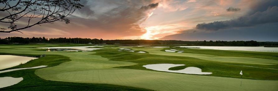 Hai sân golf 18 hố 155ha được thiết kế bởi Tiger Wood và Robert Trent Jones với cảnh quan thiên nhiên sinh thái