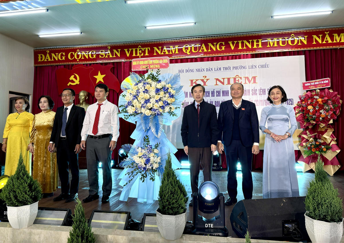 Chương trình gặp mặt kỷ niệm 80 năm ngày Chủ tịch Hồ Chí Minh ký sắc lệnh số 63 về tổ chức HĐND và Ủy ban hành chính các cấp tại phường Liên Chiểu. Ảnh: Nguyễn Tú.