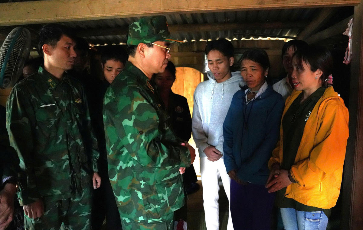 Thiếu tướng Võ Tiến Nghị, Phó Tư lệnh BĐBP thăm hỏi, tặng quà cho người thân người gặp nạn trong vụ sạt lở núi tại xã Hùng Sơn. Ảnh: CV.