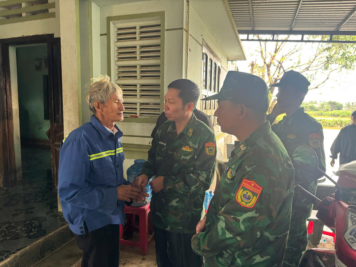 Đại tá Đỗ Quang Thấm bày tỏ sự cảm thông sâu sắc trước nỗi đau quá lớn mà các nạn nhân phải gánh chịu. Ảnh: Thùy Dung.