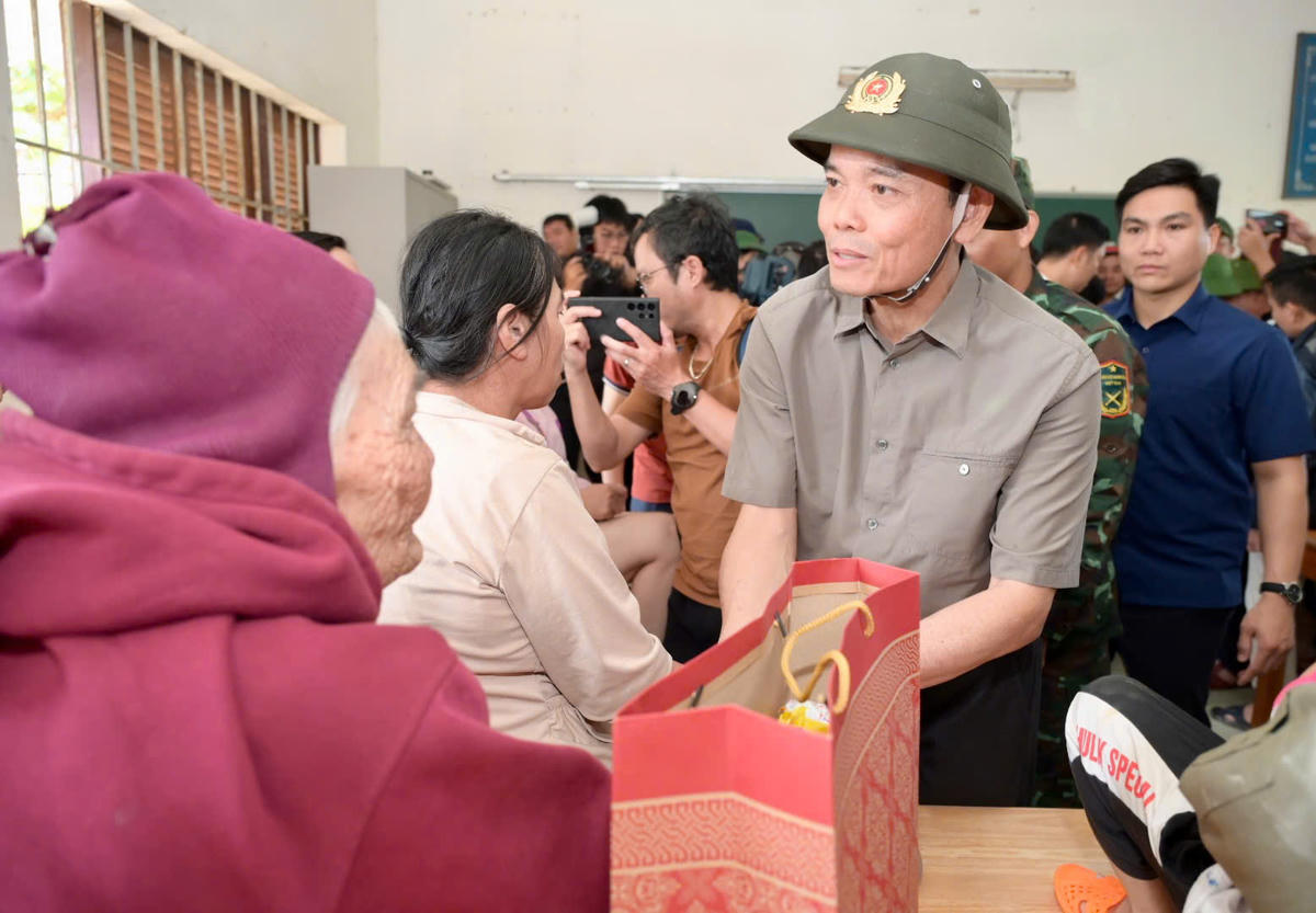 Thường trực Ban Bí Thư Trần Cẩm Tú và Bí thư Thành ủy TP Hồ Chí Minh Trần Lưu Quang thăm và tặng quà cho bà con vùng lũ Khánh Hòa