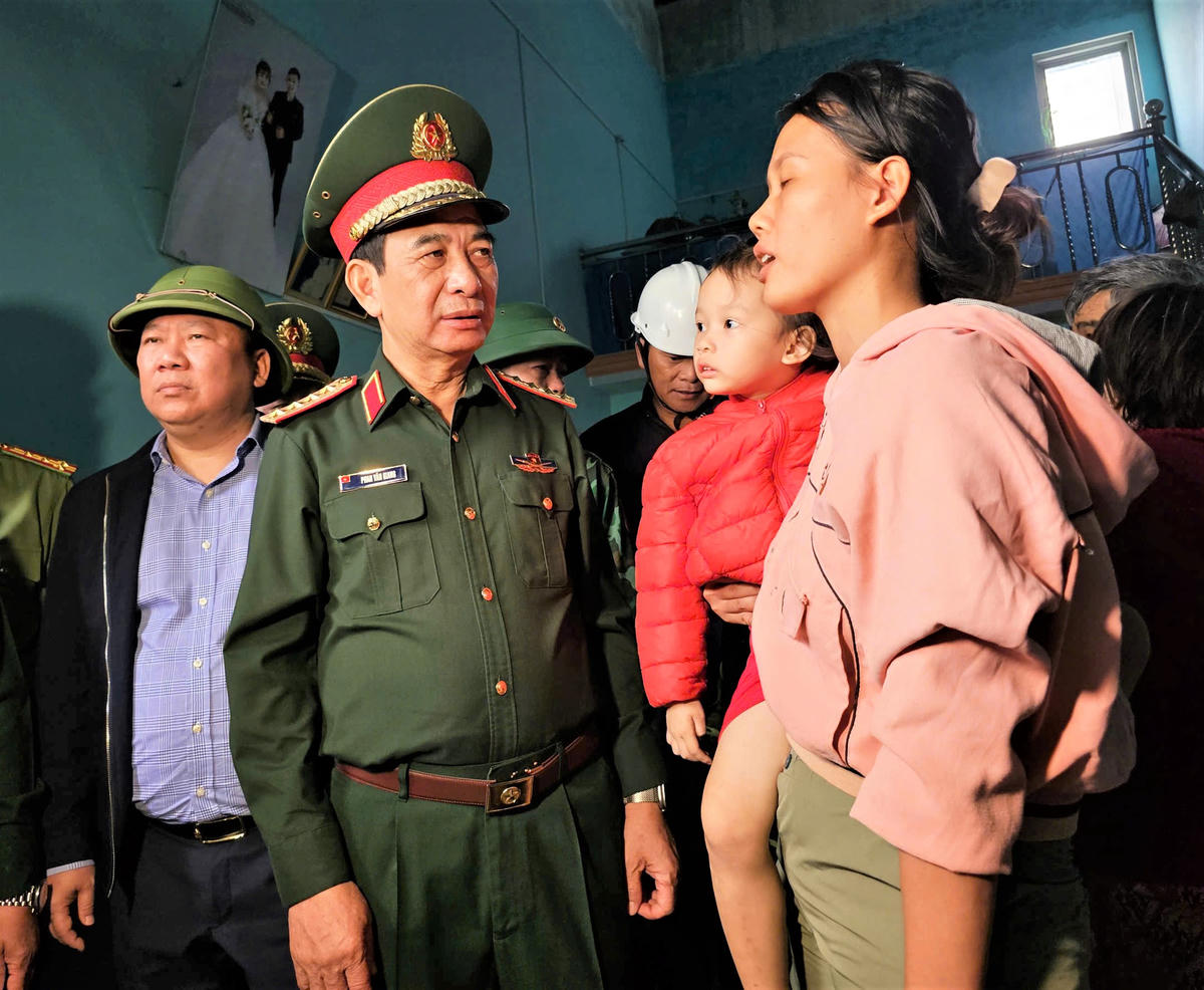 Đại tướng Phan Văn Giang thăm hỏi gia dình  chị Nguyễn Minh Dự thiệt hại do mưa lũ vừa qua. Ảnh: Đ.Sang.