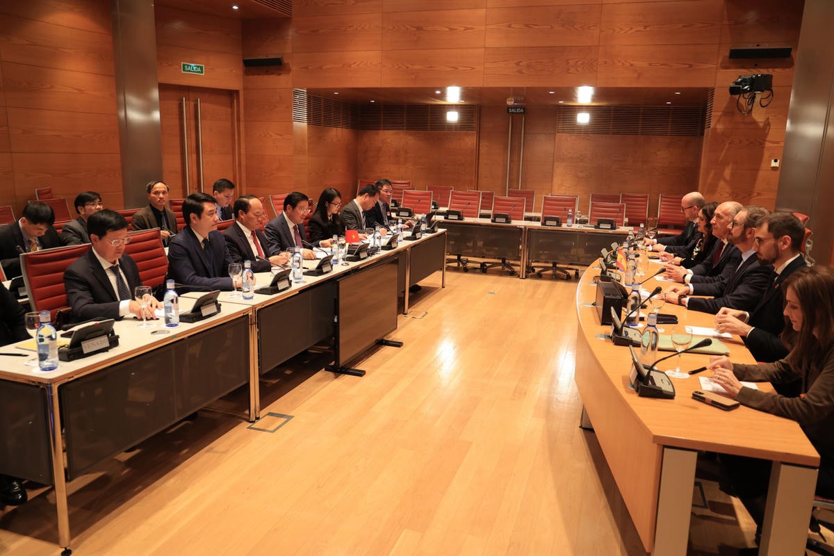 Đoàn đại biểu Đảng Cộng sản Việt Nam do đồng chí Phan Đình Trạc làm Trưởng đoàn làm việc với Phó Chủ tịch Thượng viện Javier Maroto. (Ảnh: Bộ Ngoại giao)