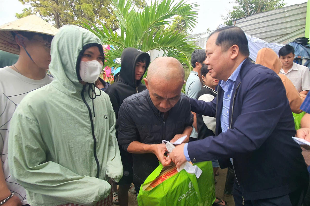 Phó Bí thư Đảng ủy MTTQ và các đoàn thể Trung ương Nguyễn Phi Long tặng quà cho người dân phường Quy Nhơn Bắc. Ảnh: Đ. Sang.


