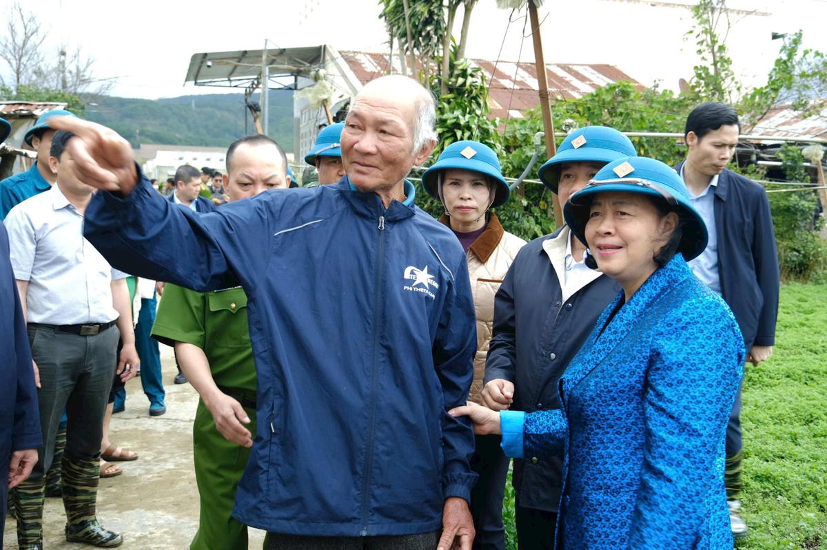 Chủ tịch Ủy ban Trung ương MTTQ Việt Nam Bùi Thị Minh Hoài thăm hỏi, chia sẻ với bà con xã Ka Đô.