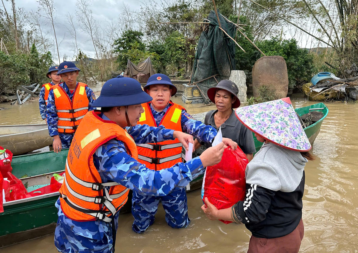 Cán bộ, chiến sĩ Bộ Tư lệnh Vùng Cảnh sát biển 2 thăm hỏi, tặng quà người dân vùng lũ xã Tuy Phước. Ảnh: CV.