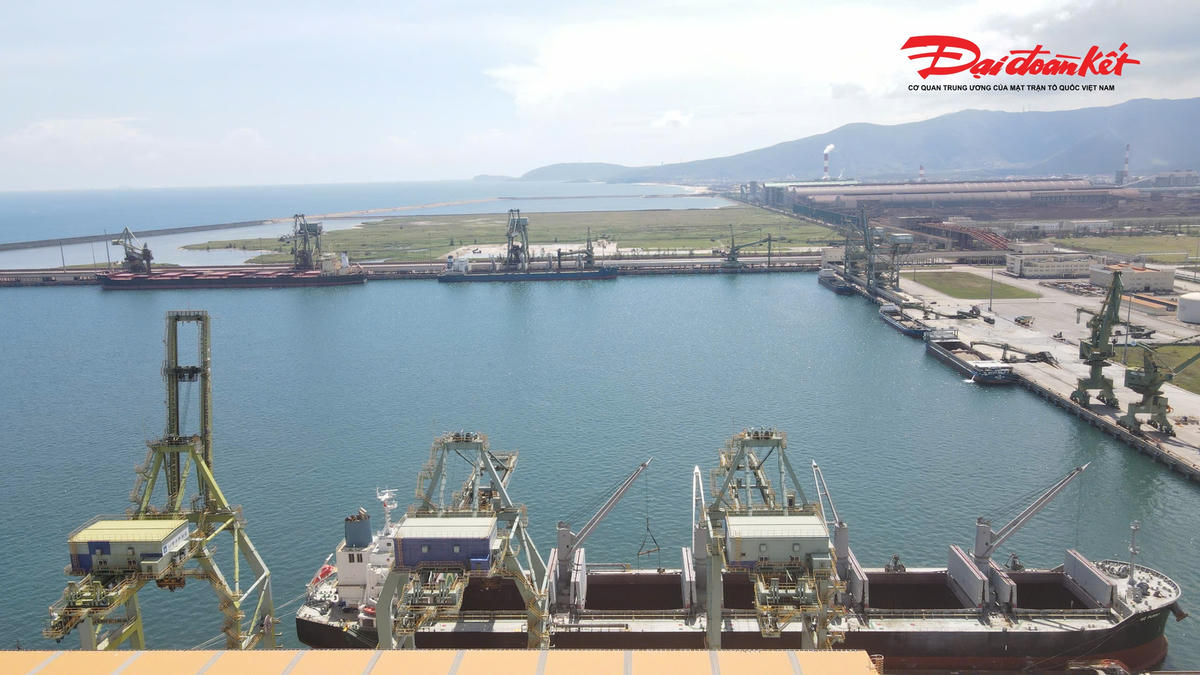 Cảng Sơn Dương hiện đang được Công ty TNHH Gang thép Hưng Nghiệp Formosa Hà Tĩnh khai thác một phần. Ảnh: Cẩm Kỳ.