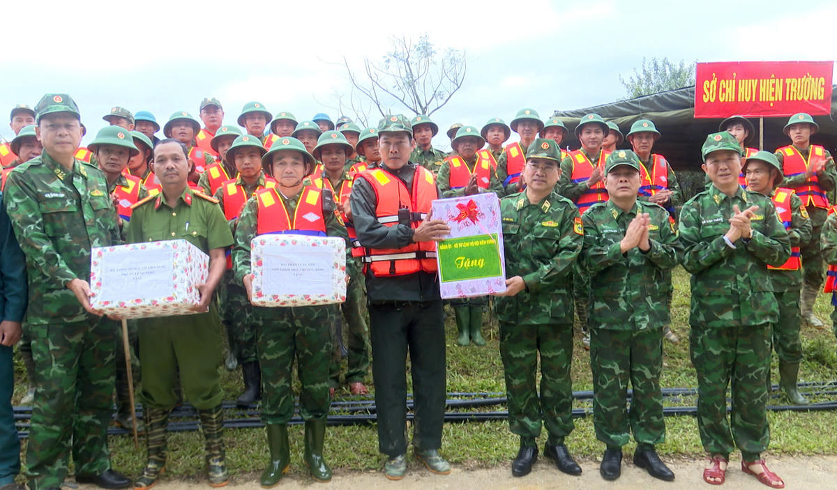 Thiếu tướng Võ Tiến Nghị, Phó Tư lệnh BĐBP tặng quà, động viên tinh thần lực tìm kiếm nạn nhân còn mất tích trong vụ sạt lở núi Hùng Sơn. Ảnh: CV,