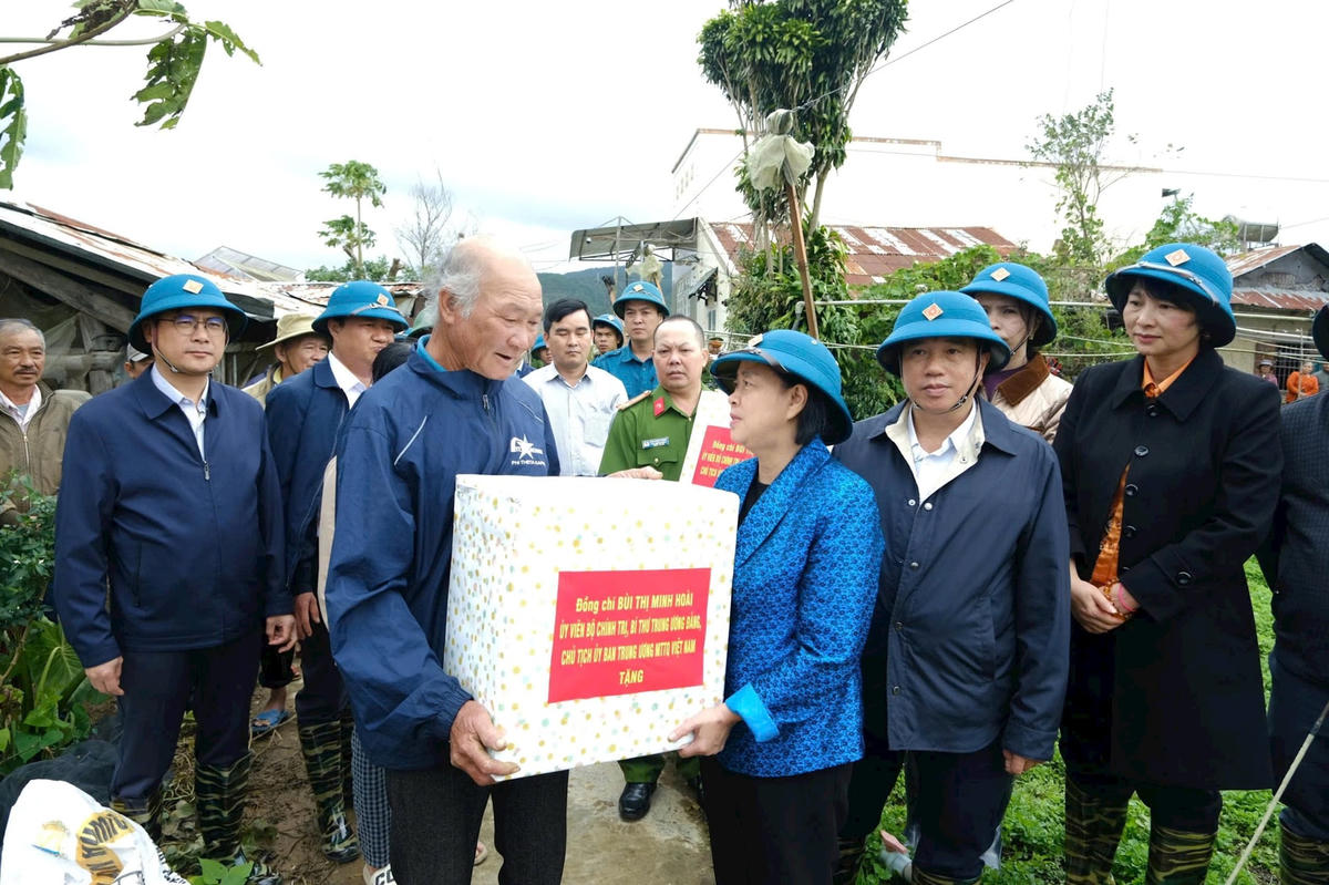 Chủ tịch Ủy ban Trung ương MTTQ Việt Nam Bùi Thị Minh Hoài tặng quà hỗ trợ, động viên các hộ bị thiệt hại nặng bởi thiên tai tại xã Ka Đô.