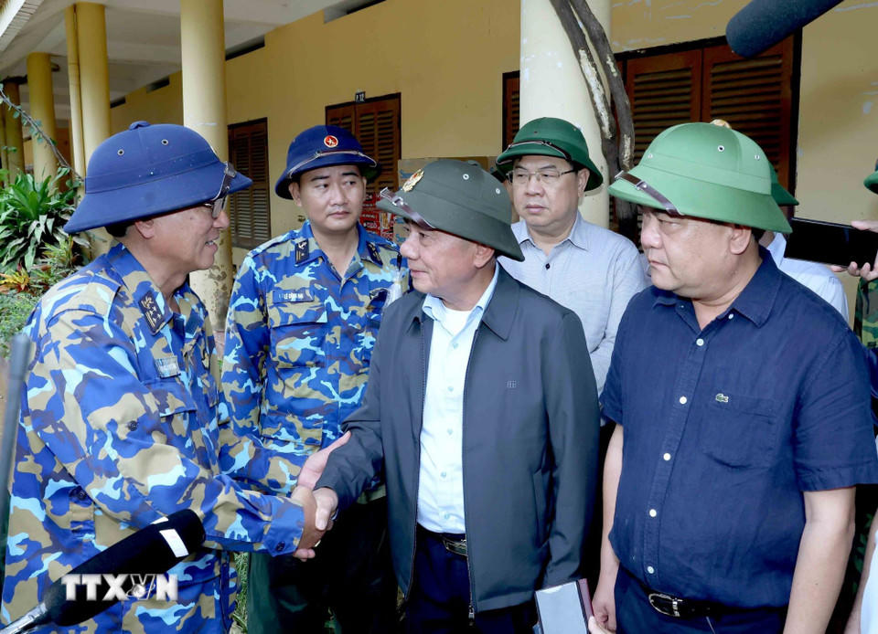 Thường trực Ban Bí thư Trần Cẩm Tú thăm, động viên lực lượng chức năng đang hỗ trợ nhân dân xã Diên Điền, tỉnh Khánh Hòa khắc phục thiệt hại nặng nề do mưa lũ. (Ảnh: Phương Hoa/TTXVN)