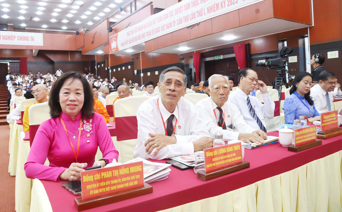 Đại biểu là các nguyên lãnh đạo UBMTTQ Việt Nam TP Cần Thơ qua các thời kỳ dự Đại hội. Ảnh Trung Kiên. 