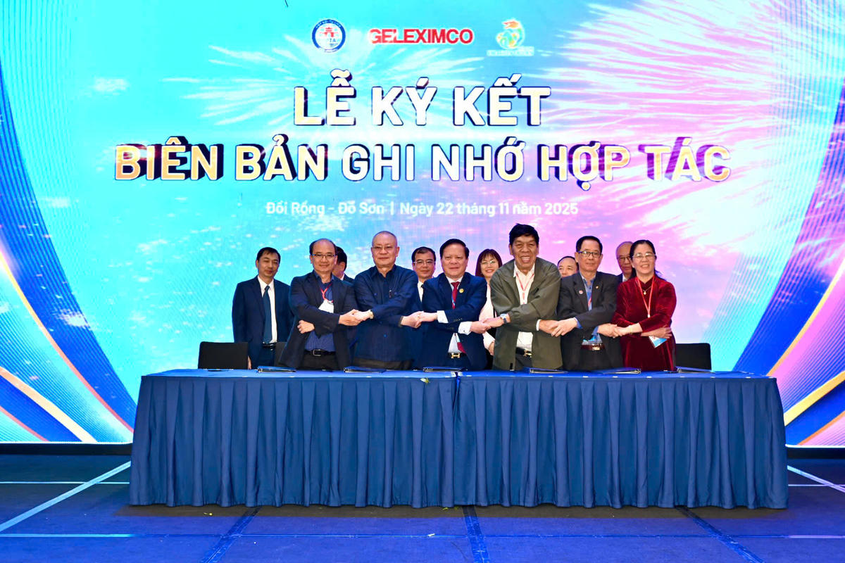 Các doanh nghiệp ký kết biên bản ghi nhớ hợp tác về du lịch. Ảnh: PT. 