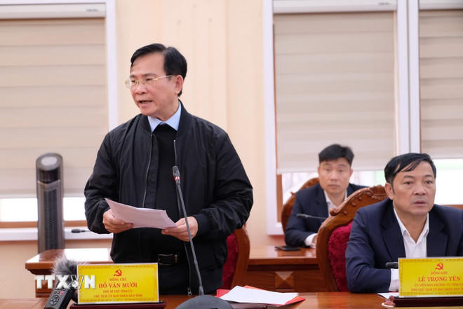 Ông Hồ Văn Mười, Chủ tịch Ủy ban Nhân dân tỉnh Lâm Đồng đã báo cáo nhanh tình hình ảnh hưởng, thiệt hại do thiên tai gây ra trên địa bàn từ ngày 17-21/11 tại buổi làm việc. (Ảnh: Nguyễn Dũng/TTXVN)