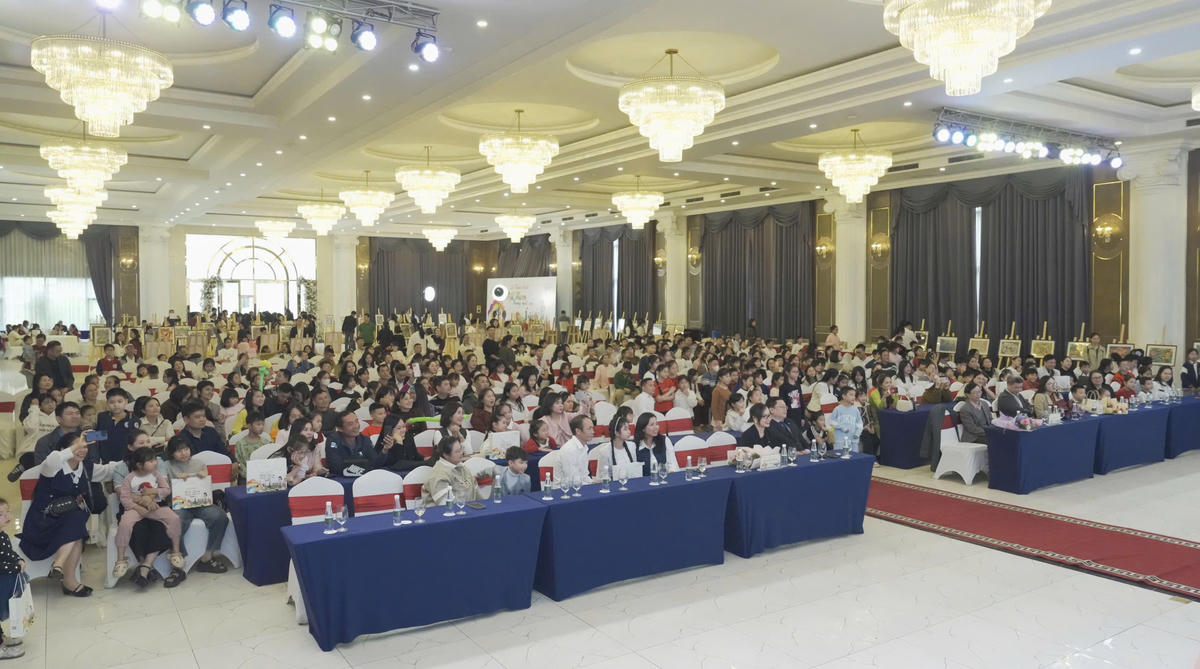 Khung cảnh hội trường Lễ trao giải cuộc thi vẽ tranh "Du lịch cùng Mường Thanh - Việt Nam trong mắt em".