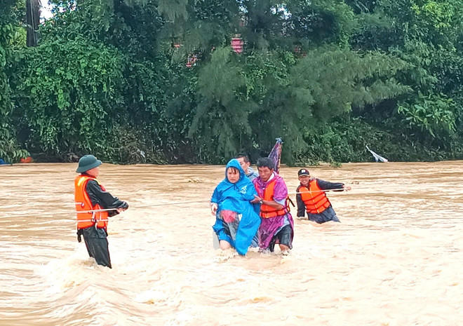 Bộ đội Biên phòng hỗ trợ người dân vùng lũ. (Ảnh: BQP)