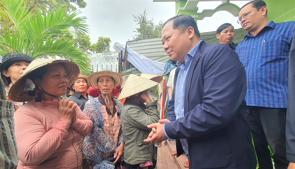 Phó Bí thư Đảng ủy MTTQ và các đoàn thể Trung ương Nguyễn Phi Long thăm hỏi bà con vùng lũ phường Quy Nhơn Bắc. Ảnh: T.Thành.