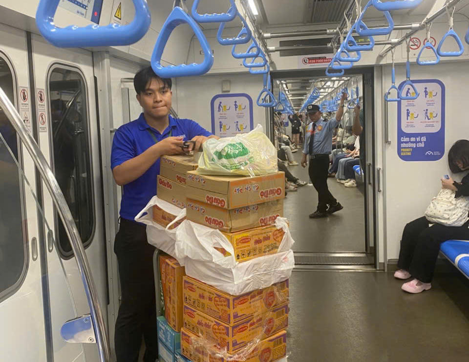 Ngoài việc vận chuyển hàng chục triệu hành khách, metro còn được sử dụng để tiếp nhận hàng hoá cứu trợ. Ảnh: M.T.