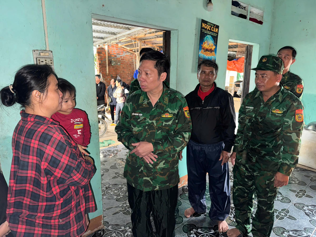 Đại tá Đỗ Quang Thấm động viên gia đình sớm ổn định tinh thần, vượt qua khó khăn để từng bước khôi phục cuộc sống. Ảnh: Thùy Dung.