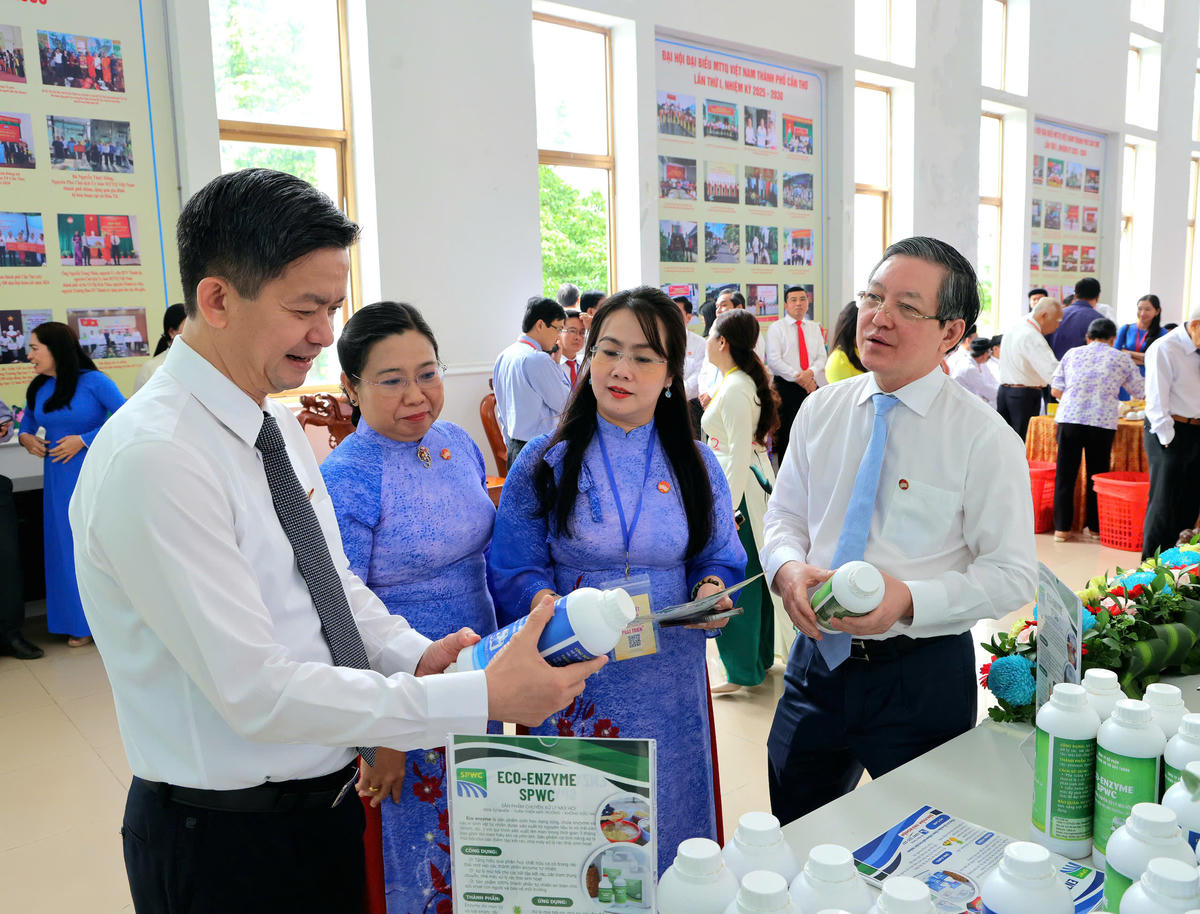 Ông Lương Quốc Đoàn và Bí thư Thành ủy Cần Thơ Lê Quang Tùng tham quan gian hàng tại Đại hội. Ảnh TP 