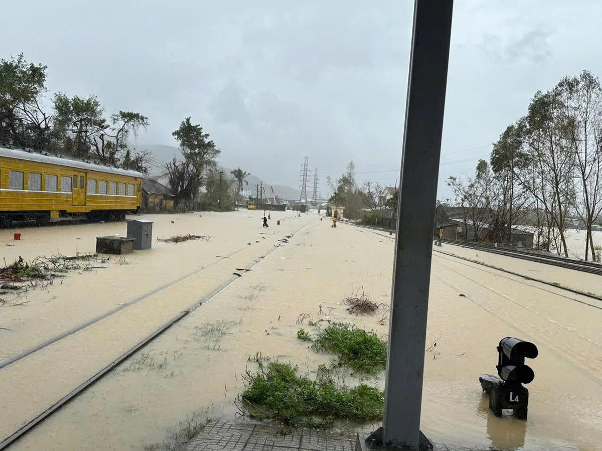 Đường sắt bị thiệt hại nặng. Ảnh: VNR.