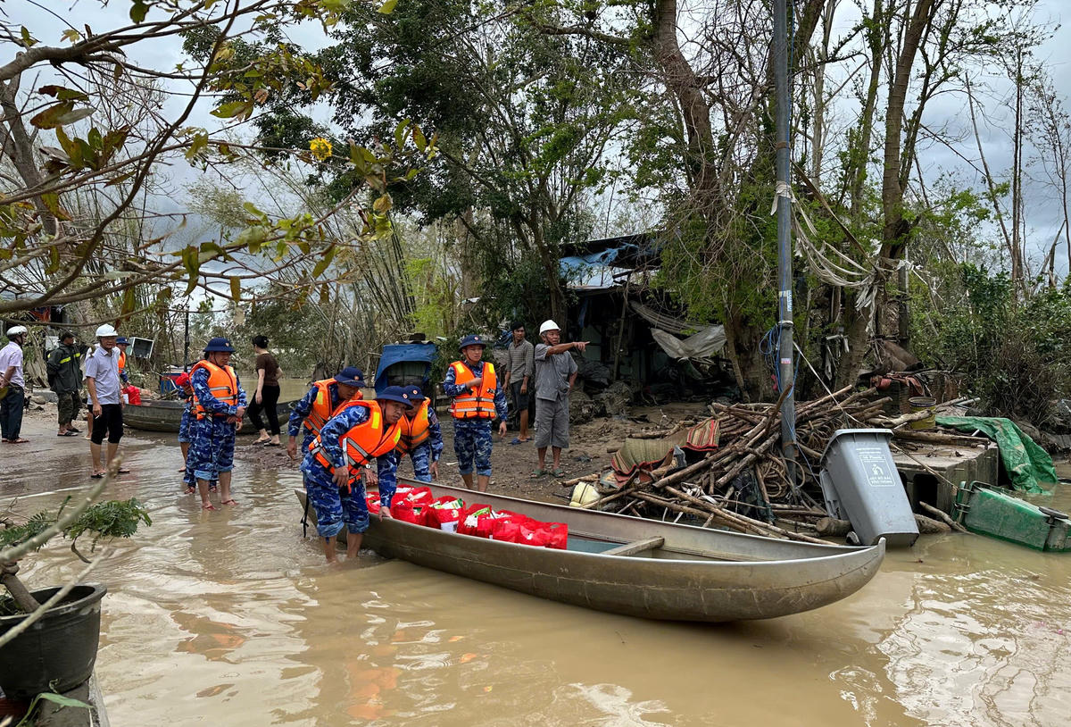 Cán bộ, chiến sĩ Bộ Tư lệnh Vùng Cảnh sát biển 2 vận chuyển quà hỗ trợ bà con vùng lũ xã Tuy Phước. Ảnh: CV.
