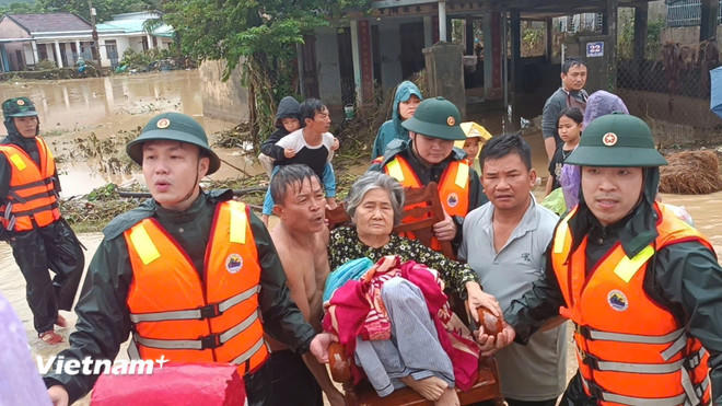 Bộ đội Biên phòng hỗ trợ người dân vùng lũ. (Ảnh: BQP)