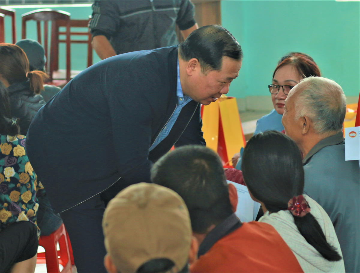 Phó Bí thư Đảng ủy MTTQ và các đoàn thể Trung ương Nguyễn Phi Long thăm hỏi người dân xã Tuy Phước Tây. Ảnh: C.Đại.