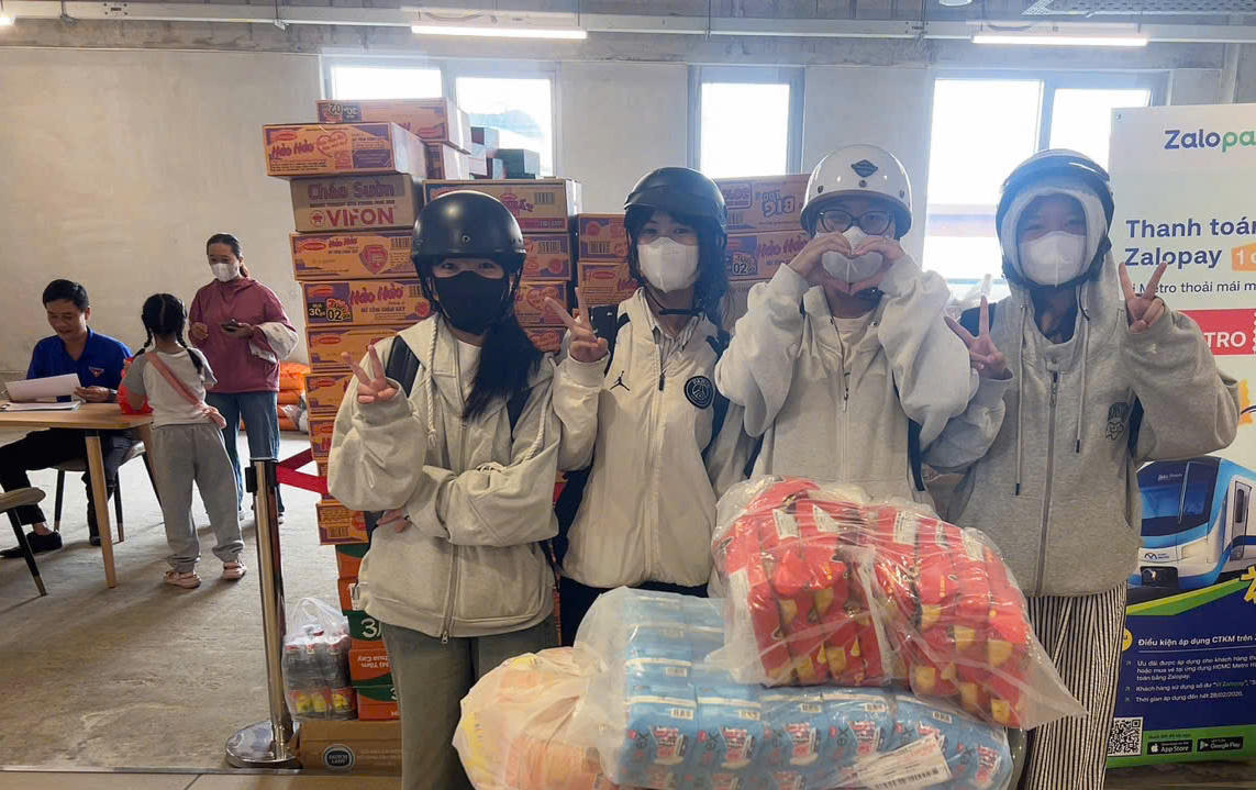 Các bạn trẻ đem nhiều đồ dùng, hàng hoá tới ga metro để gửi đi miền Trung. Ảnh: M.T.