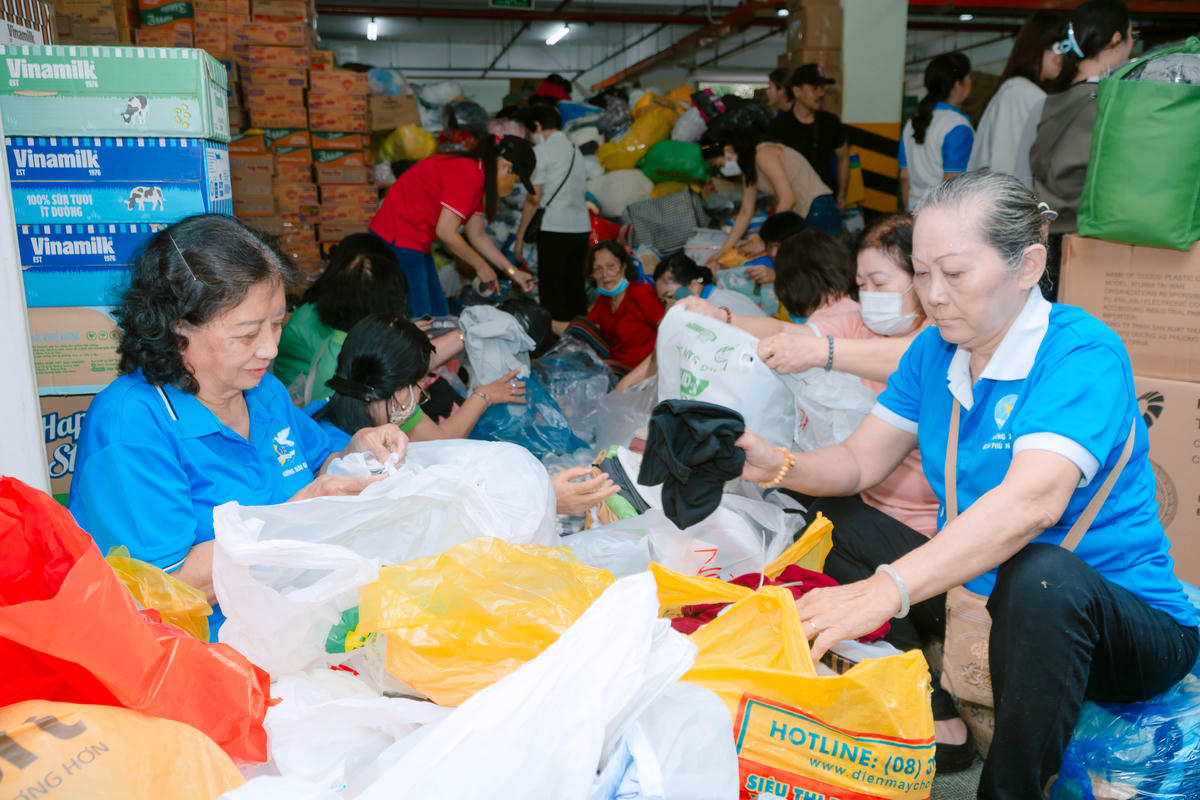 Nhiều người già tham gia phân loại hàng hoá. Ảnh: Q.Đ.