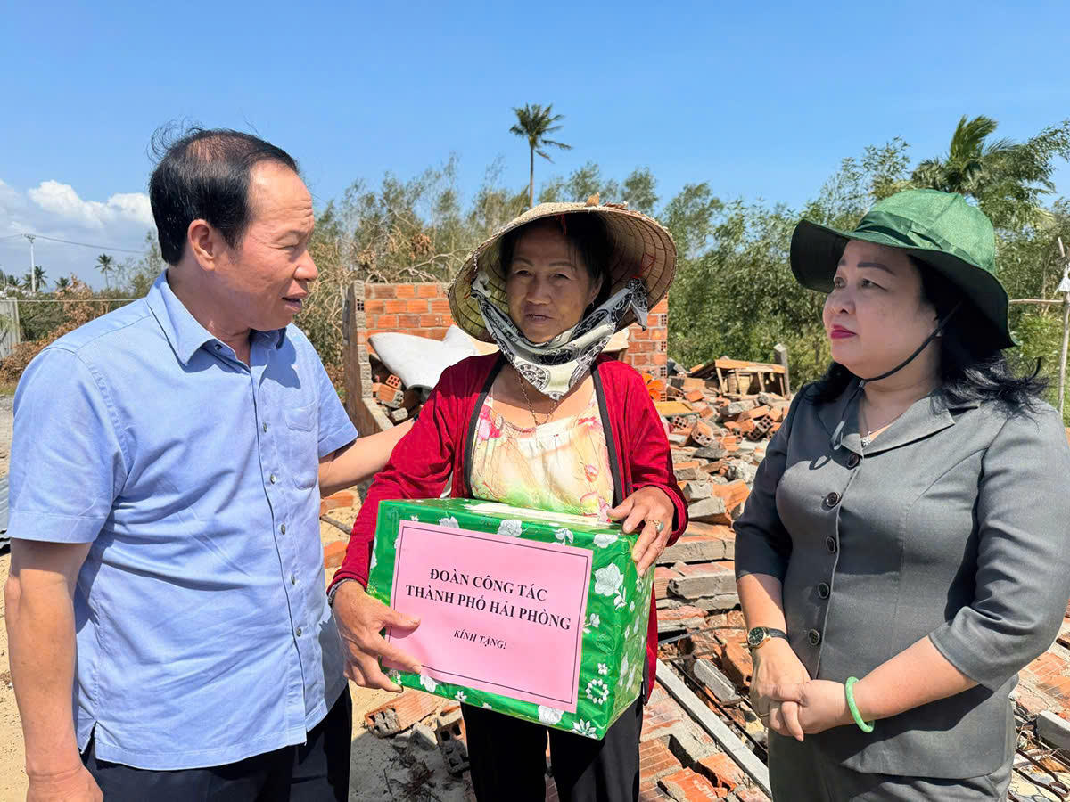 Bí thư Thành ủy Hải Phòng Lê Tiến Châu tặng quà hỗ trợ gia đình bà Lê Thị Hiền (xã Xuân Cảnh, tỉnh&nbsp;Đắk Lắk. Ảnh: CTV.&nbsp;