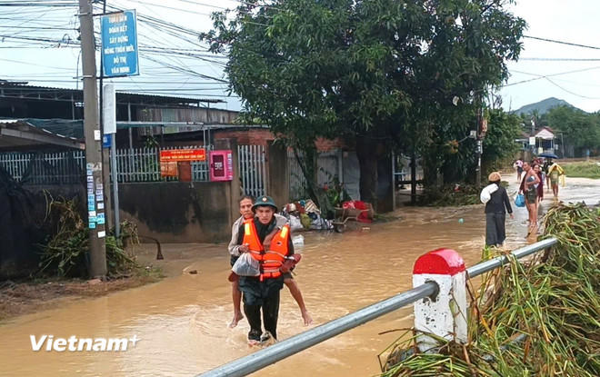 Trực thăng Mi-17 cất cánh bay vào vùng lũ Đắk Lắk để cứu trợ nhân dân