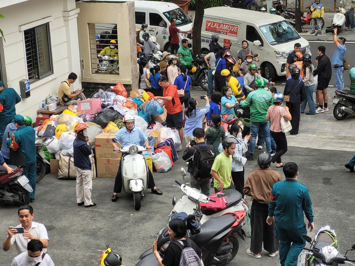 Rất đông người dân TP Hồ Chí Minh đến điểm tiếp nhận của Mặt trận thành phố để ủng hộ đồng bào. Ảnh: Q.Đ.