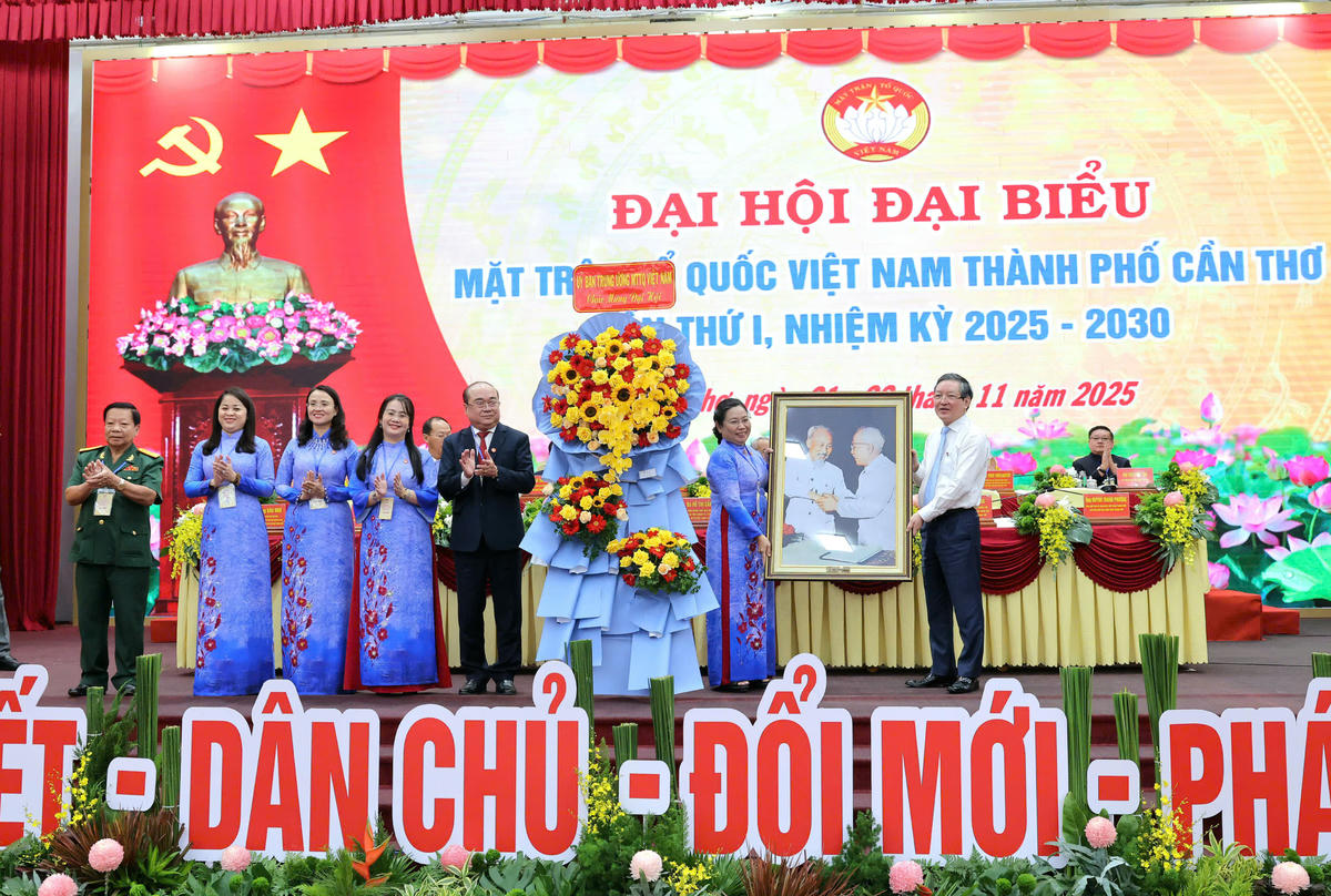 Đại diện UBTƯ MTTQ Việt Nam tặng bức chân dung Bác Hồ và Bác Tôn cho UBMTTQ Việt Nam TP Cần Thơ. Ảnh Trung Kiên. 