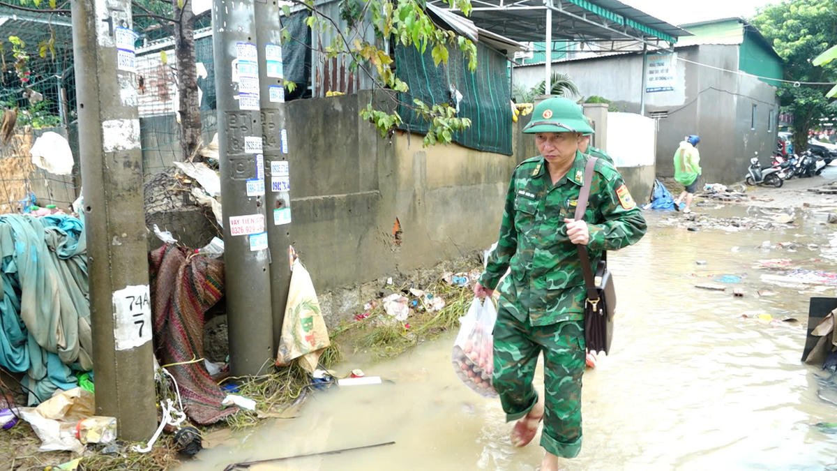 Đại tá Nguyễn Doãn Hoà, Chính ủy Bộ đội Biên phòng tỉnh Khánh Hòa trực tiếp đến thăm hỏi và động viên các gia đình quân nhân chịu thiệt hại nặng nề sau mưa lũ. Ảnh: Văn Tân.