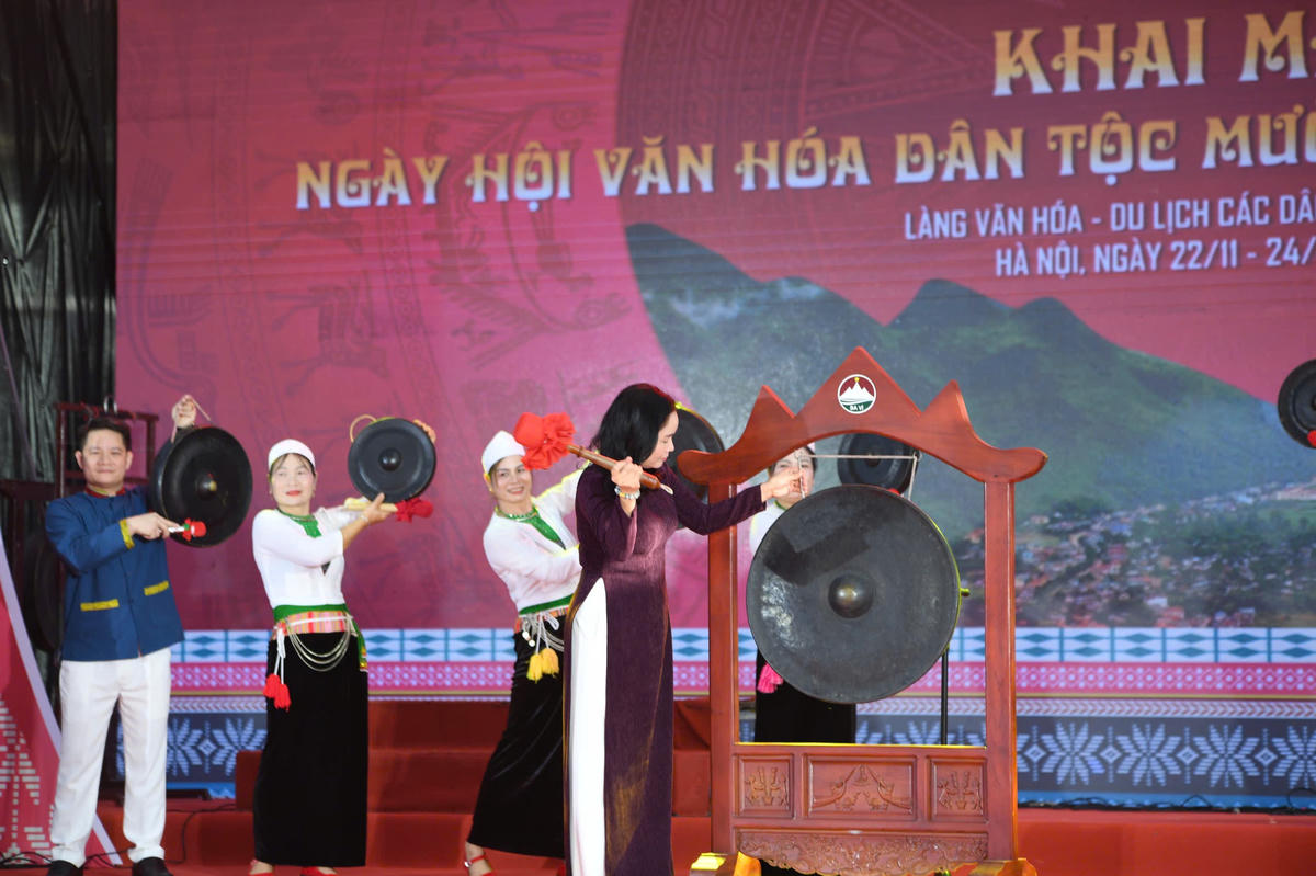 Thứ trưởng Bộ Văn hóa, Thể thao và Du lịch Trịnh Thị Thuỷ đánh chiêng khai mạc. Ảnh: Phạm Sỹ.