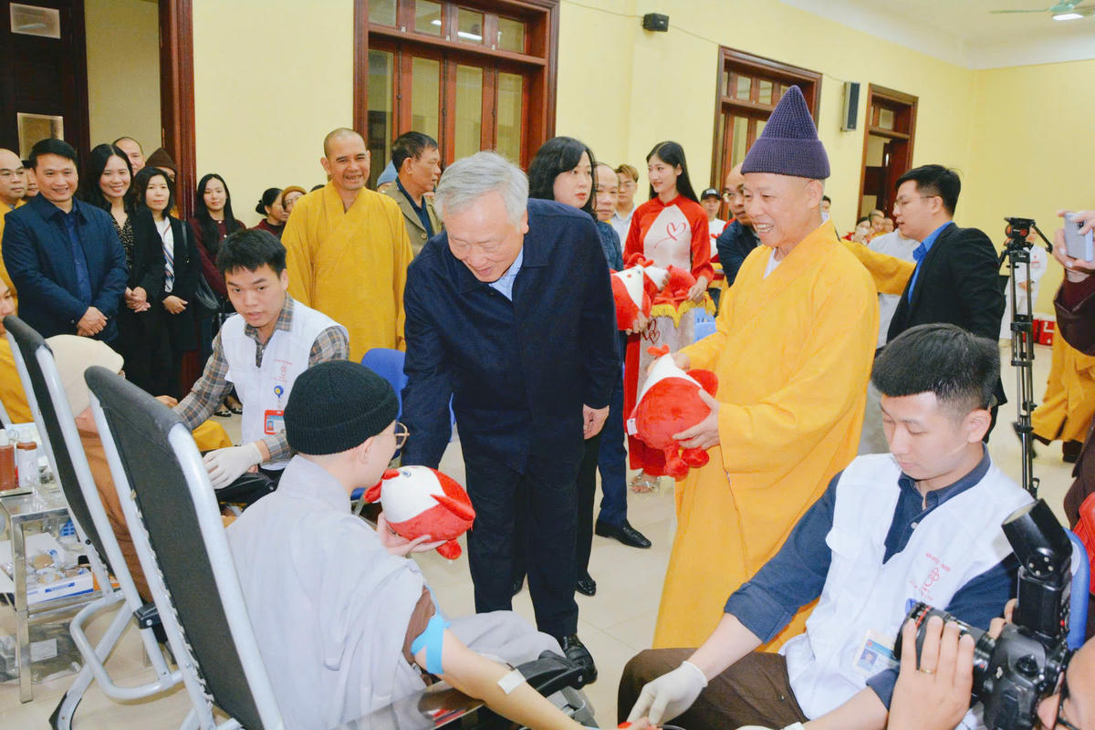 Phó Thủ tướng Thường trực Chính phủ Nguyễn Hòa Bình trao tặng "Linh vật hiến máu tình nguyện" cho các tăng ni.