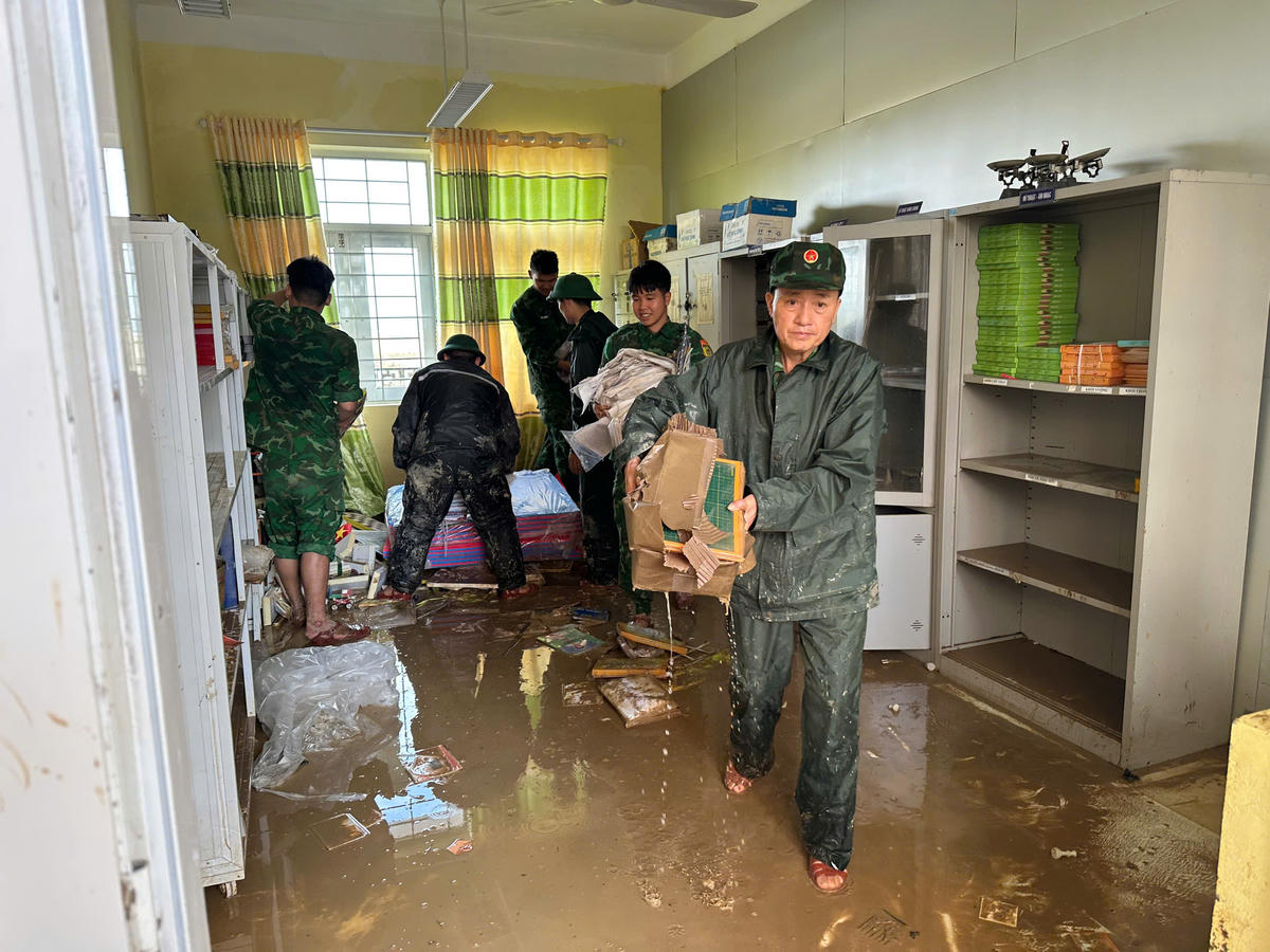 Bộ đội Biên phòng giúp dân dọn dẹp trường lớp. Ảnh: Ngọc Lân.