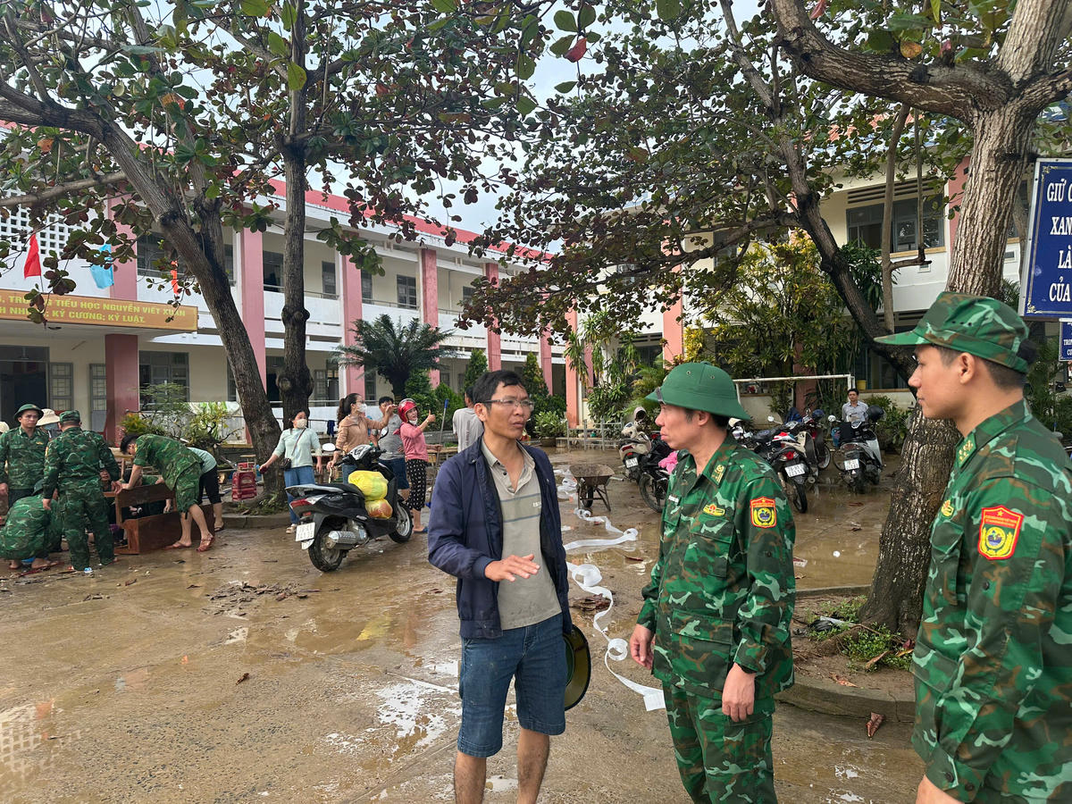 Đại tá Đỗ Quang Thấm, Chính ủy Bộ Chỉ huy Bộ đội Biên phòng tỉnh Đắk Lắk trực tiếp có mặt tại hiện trường để chỉ đạo. Ảnh: Ngọc Lân.