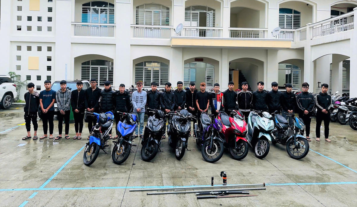 Nhóm thanh niên gây rối trật tự công cộng tại cơ quan chức năng. Ảnh: CV.