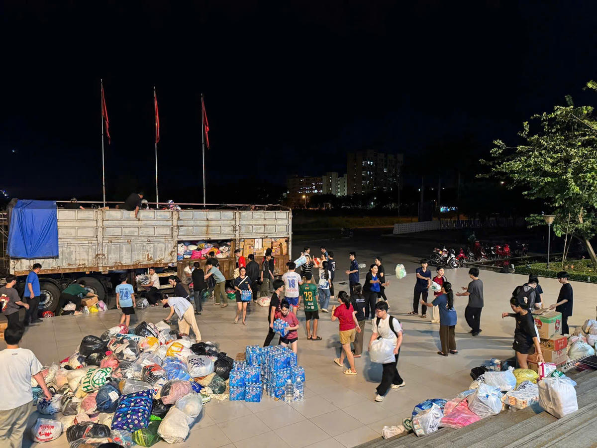 Nhân viên ga metro vận chuyển hàng hoá tới tận đêm để kịp đem đi miền Trung giúp đồng bào gặp lũ lụt. Ảnh: M.T.