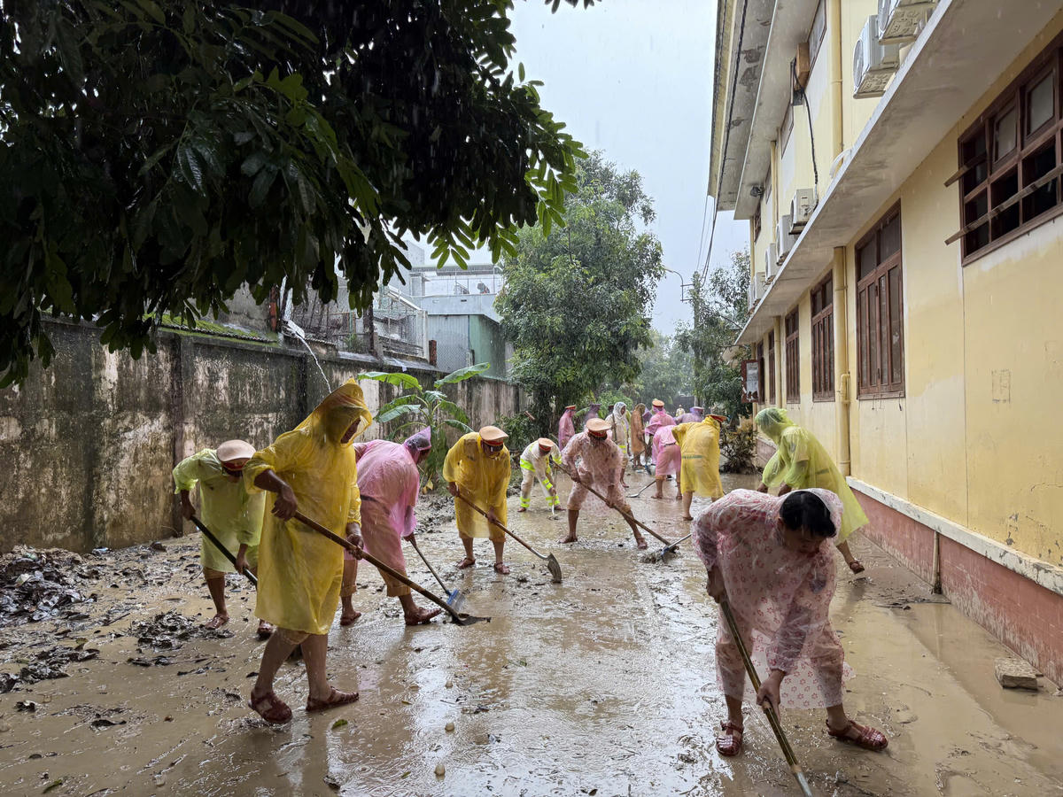 Cảnh sát giao thông thuộc Công an TP Hồ Chí Minh tăng cường, hỗ trợ cho tỉnh Gia Lai khắc phục hậu quả mưa lũ. Ảnh: CATP cung cấp. 