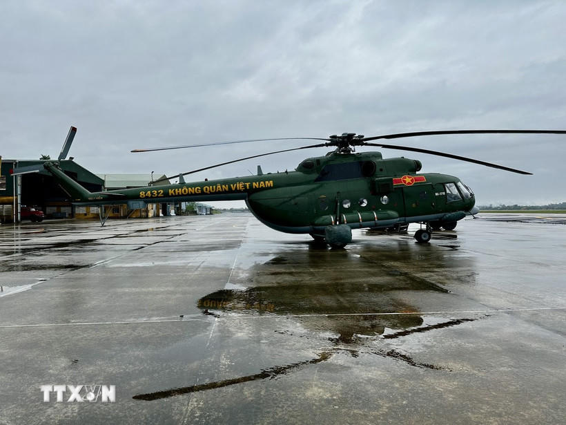 Trực thăng của Trung đoàn Không quân 930 (Sư đoàn Không quân 372) chuẩn bị cất cánh vận chuyển hàng cứu trợ đến cho người dân đang bị nước lũ bao vây cô lập tại các tỉnh Nam Trung Bộ. (Ảnh: Trần Lê Lâm/TTXVN).