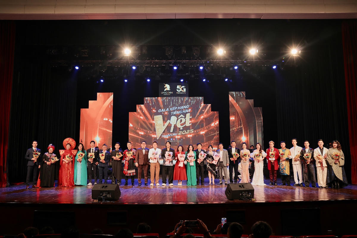 Các thí sinh chụp ảnh kỷ niệm cùng dàn BGK đêm nhạc.