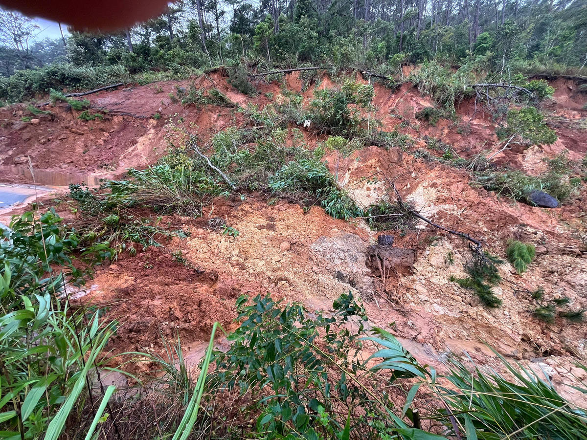 Đá đá sạt lở xuống mặt đường quốc lộ 24, đoạn qua xã Măng Đen gây ách tắc giao thông. Ảnh: CV.