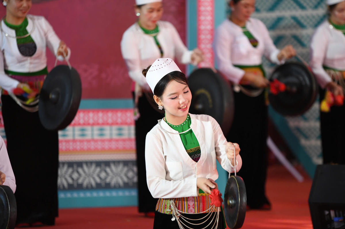 Đồng bào Mường trình diễn cồng chiêng trong sắc phục truyền thống. Ảnh: Phạm Sỹ.
