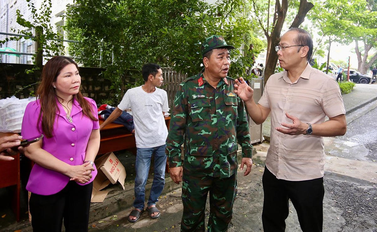 Ông Nguyễn Khắc Hà, Phó Bí thư Tỉnh ủy, Chủ tịch Ủy ban MTTQ Việt Nam tỉnh Khánh Hòa trao đổi với đại diện Bộ Chỉ huy Quân sự tỉnh Khánh Hòa về công tác điều phối hàng hóa hỗ trợ cho người dân các địa phương bị ngập lụt. (ảnh X.H)
