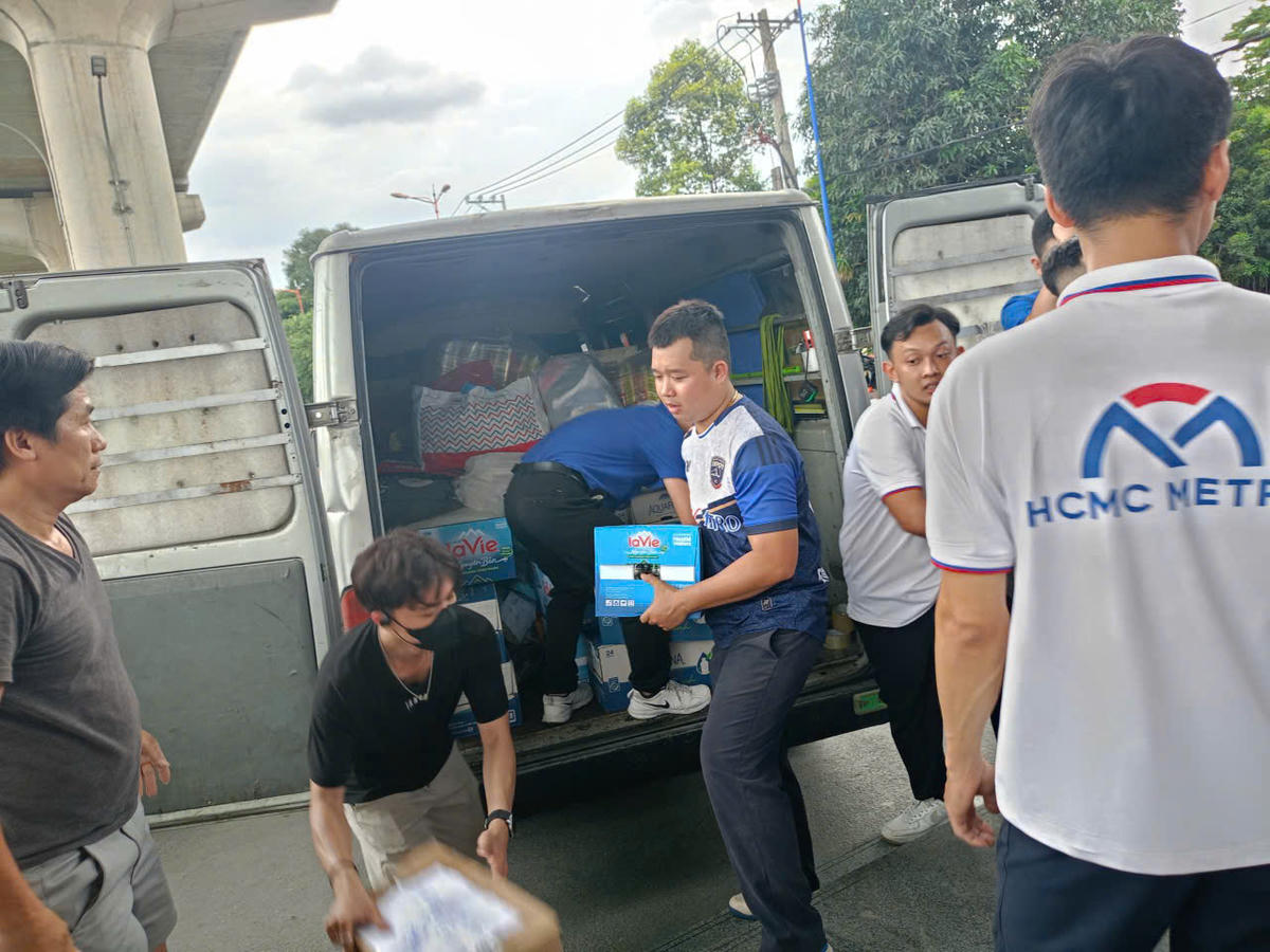 Ngoài vận tải hành khách, lần đầu tiên các nhà ga metro số được sử dụng làm nơi tiếp nhận hàng hoá cứu trợ. Ảnh: M.T.