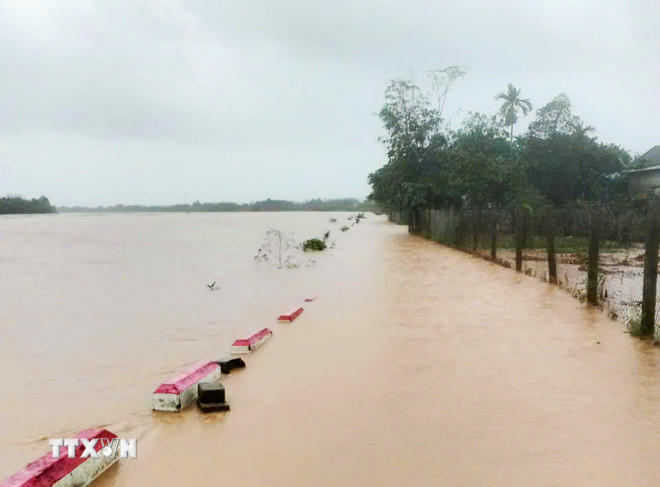 Vùng thấp trũng ven sông Thạch Hãn ở xã Ái Tử bị ngập sâu. (Ảnh: Tường Vi/TTXVN).