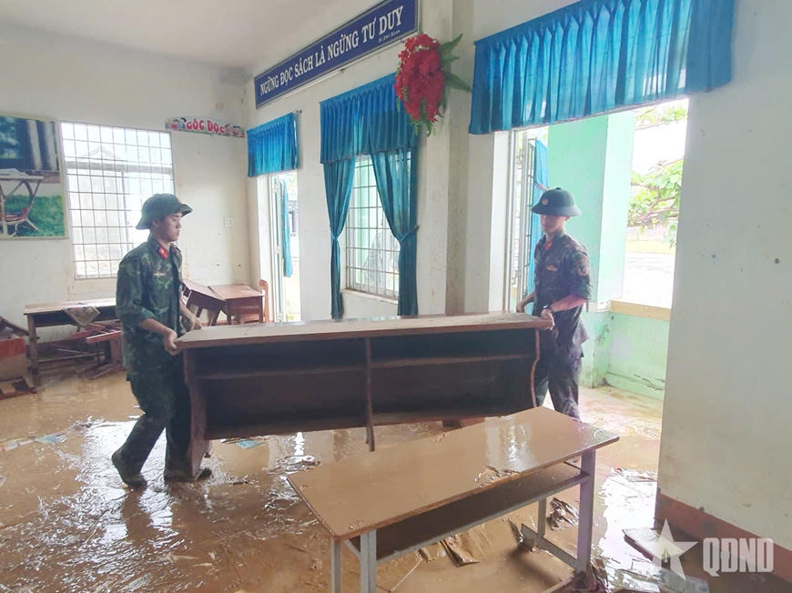 Bộ đội Quân khu 5 dọn phòng học ở Hòa Thịnh ngày 23/11. 