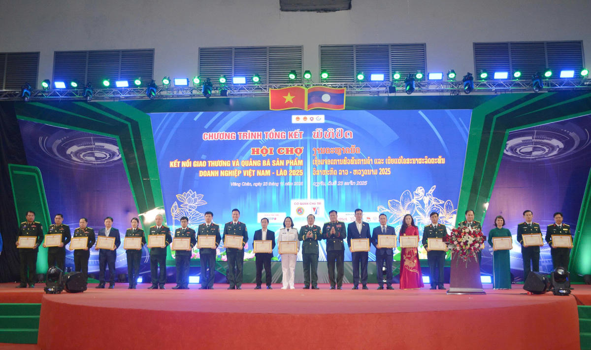 Trao Bằng khen của Bộ trưởng Bộ Quốc phòng Việt Nam tặng các tập thể có thành tích xuất sắc trong tổ chức và tham gia hội chợ. Ảnh: Thu Thuỷ